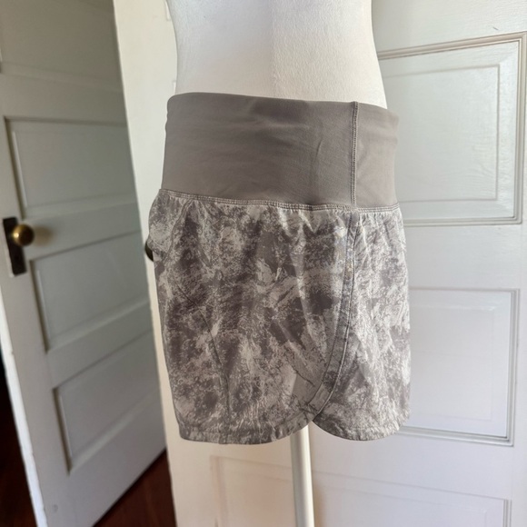 Lululemon Run Times Short II 4” Washed Marble Alpine White/Silverscreen– Size 6 - Picture 7 of 15